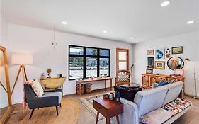 Cozy Fresh Desert Hideaway, 5 Mins To Joshua Tree